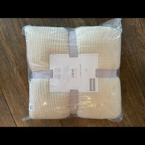 NWT Pottery Barn Organic Muslin Quilt in Ivory